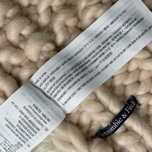 NWOT A&F Large Cable Knit Scarf - Picture 4 of 4